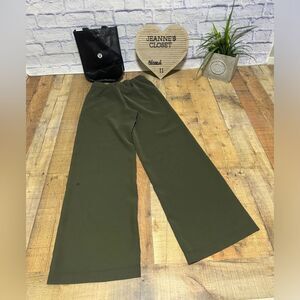 Lululemon On the Fly Wide-Leg Pant *Woven
Dark Olive